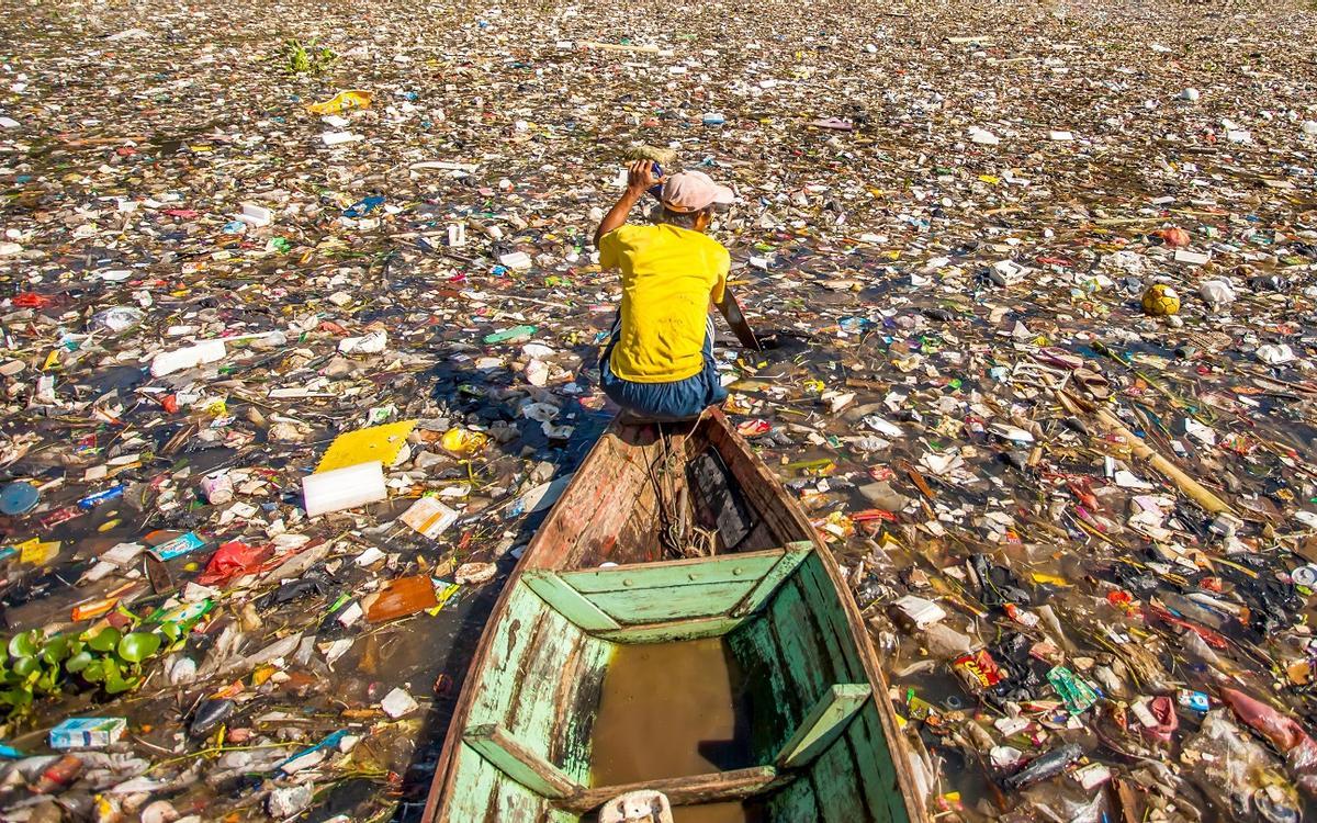 Un hombre navegando en un mar de plástico