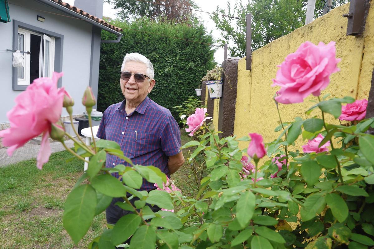Jesús Ángel Fernández, entre unas flores en su pequeño jardín.