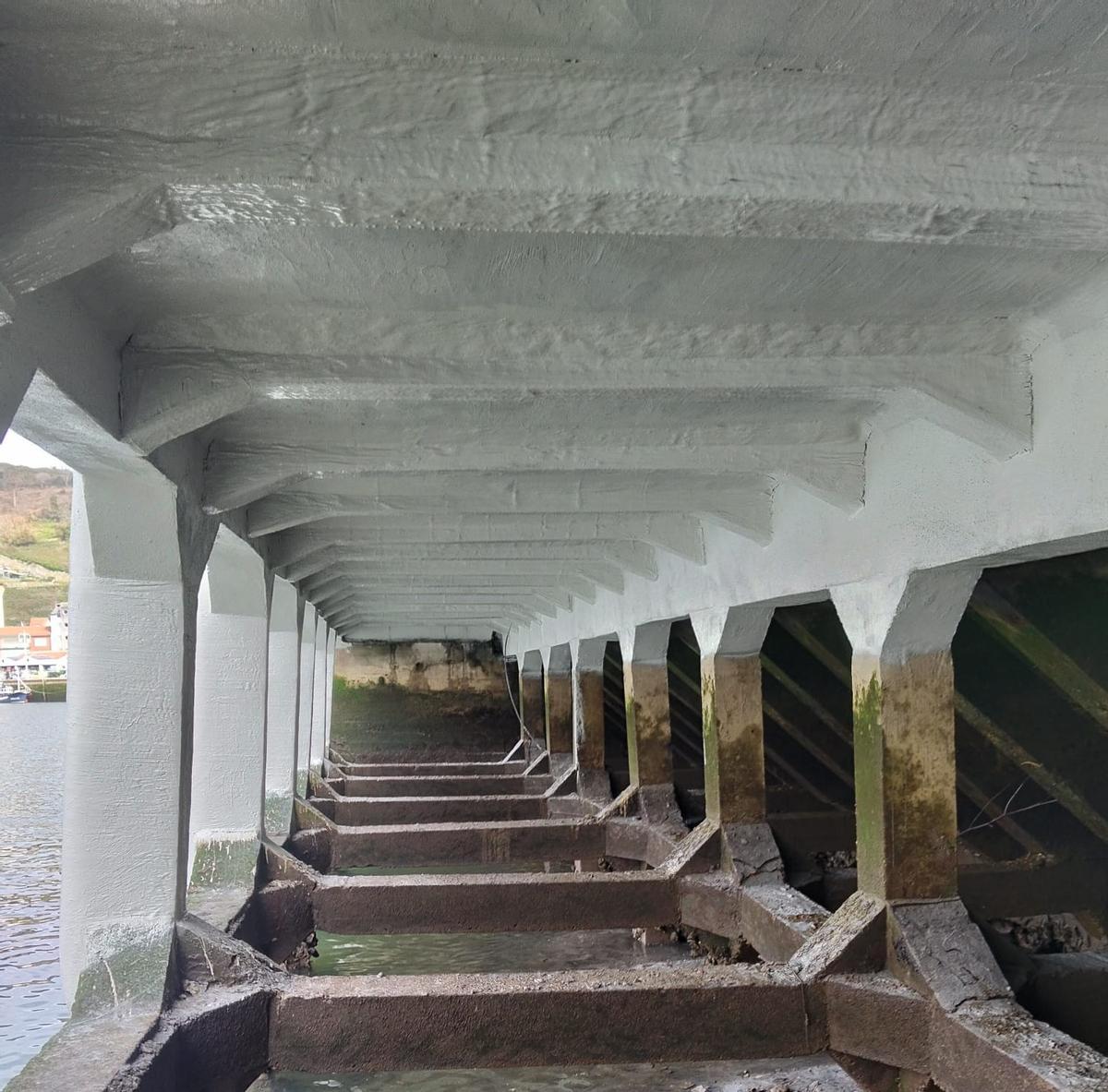 Zona reparada en el muelle de Riosellano.