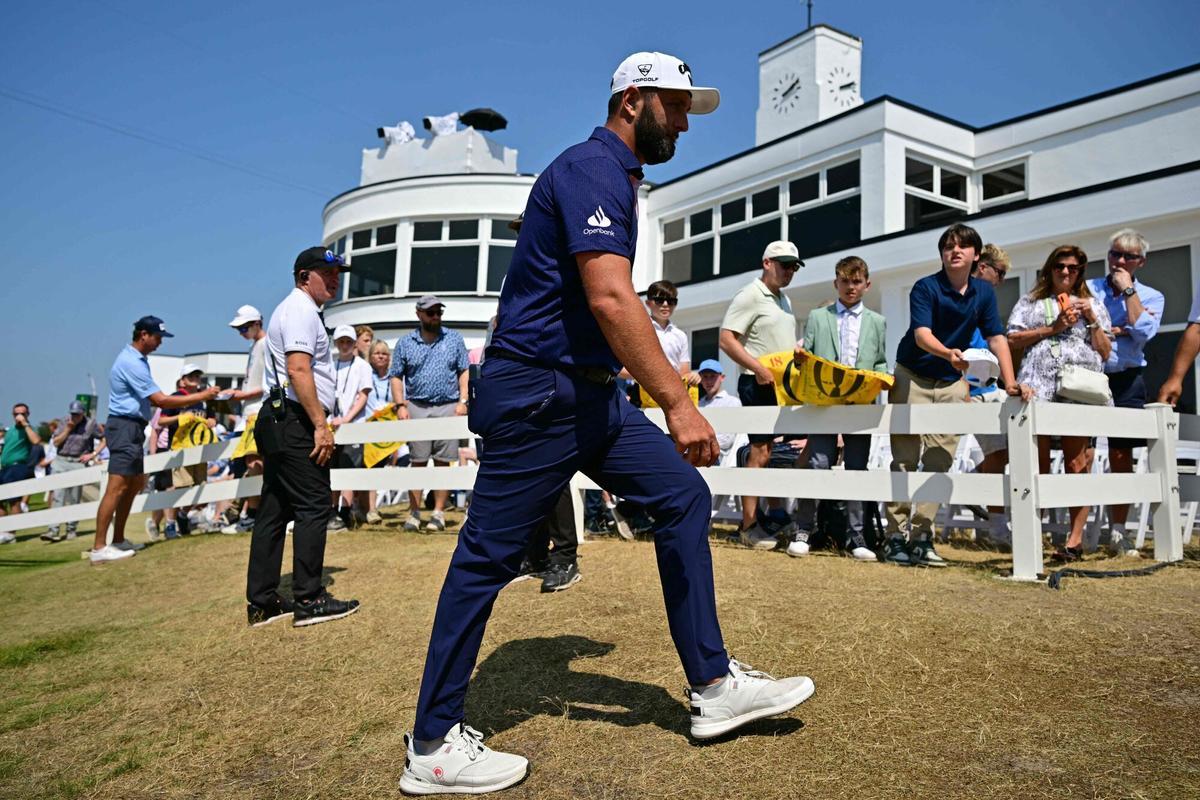 El español Jon Rahm abandona el green 18 después de una ronda de práctica antes del 154º campeonato Open de golf en el Royal Birkdale Golf Club, cerca de Southport, en el noroeste de Inglaterra, el 15 de julio de 2026. (Foto de ANDY BUCHANAN / AFP) / RESTRINGIDO PARA USO EDITORIAL. RESTRINGIDO AL USO EDITORIAL
