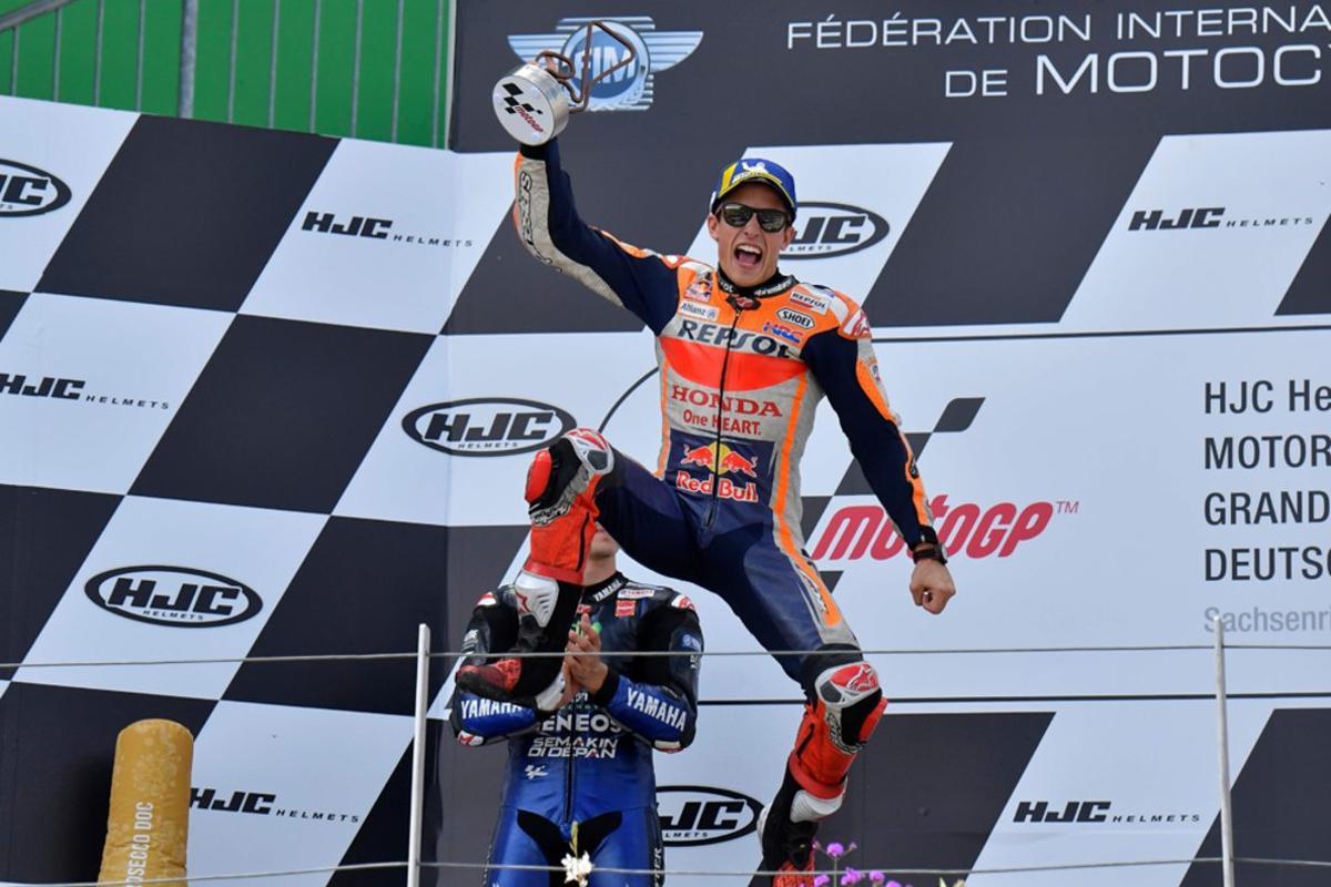 El piloto del equipo Repsol Honda, Marc Márquez, celebra en el podio tras ganar el Gran Premio de Alemania de Moto GP en el circuito de Sachsenring en Hohenstein-Ernstthal, al este de Alemania.