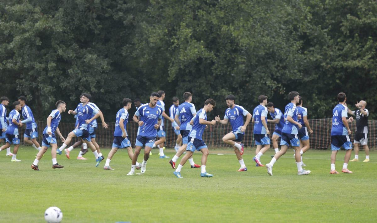 Los jugadores del Oviedo, entrenando en El Requexón. | FERNANDO RODRÍGUEZ