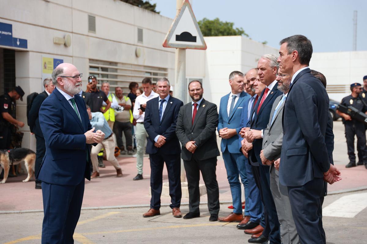 El presidente del Gobierno, Pedro Sánchez (izquierda), asiste al derribo de la Puerta de Gibraltar.