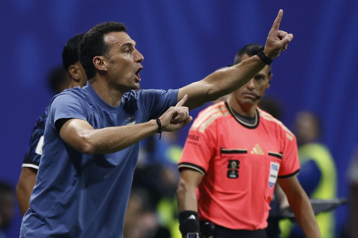 ATLANTA (Estados Unidos), 15/07/2026.- El entrenador argentino Lionel Scaloni reacciona durante el partido de semifinales de la Copa Mundial de la FIFA 2026 entre Inglaterra y Argentina, en Atlanta, Estados Unidos, el 15 de julio de 2026. EFE/EPA/WILL OLIVER