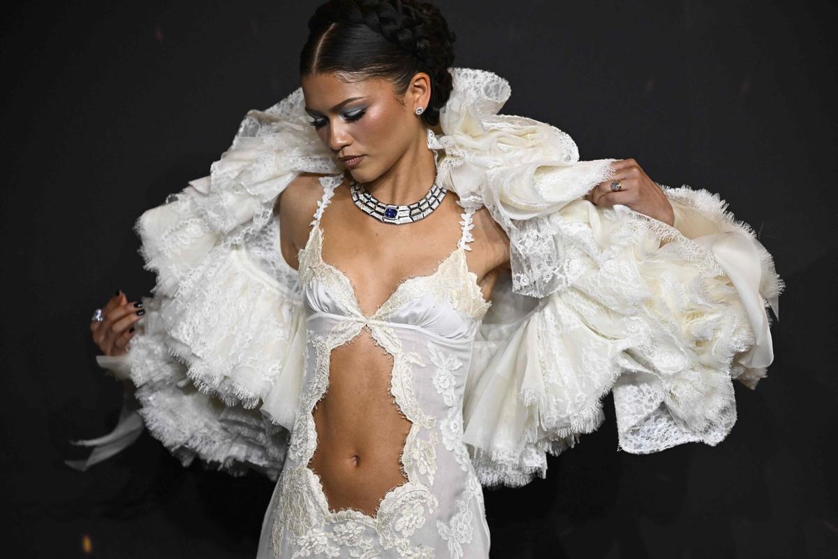 TOPSHOT - La actriz y cantante estadounidense Zendaya posa durante una sesión fotográfica antes del estreno de la película 'La Odisea' en el cine Grand Rex de París el 8 de julio de 2026. (Foto de JULIEN DE ROSA / AFP)
