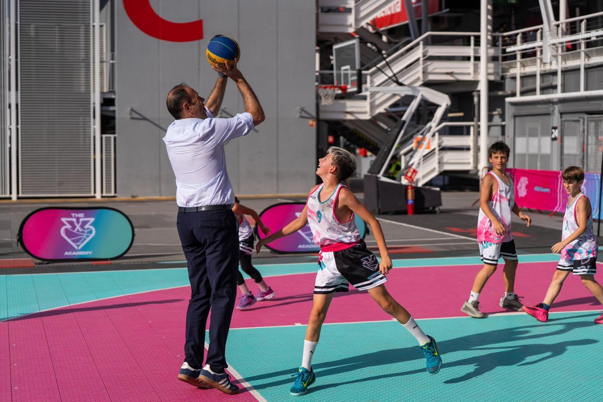 Montmeló (Barcelona). Bernardo Álvarez, consejero de Deportes de la Generalitat de Cataluña, visita Graviteo, el festival de deportes urbanos organizado por El Periódico y SPORT, que se celebra en el Circuit de Barcelona-Catalunya. 17 de julio de 2026. Deportes. AUTOR: ZOWY VOETEN