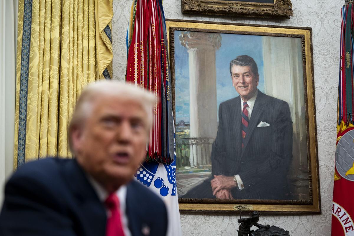 Washington, 03/06/2025.- El presidente de Estados Unidos, Donald Trump, frente a un retrato de Ronald Reagan
