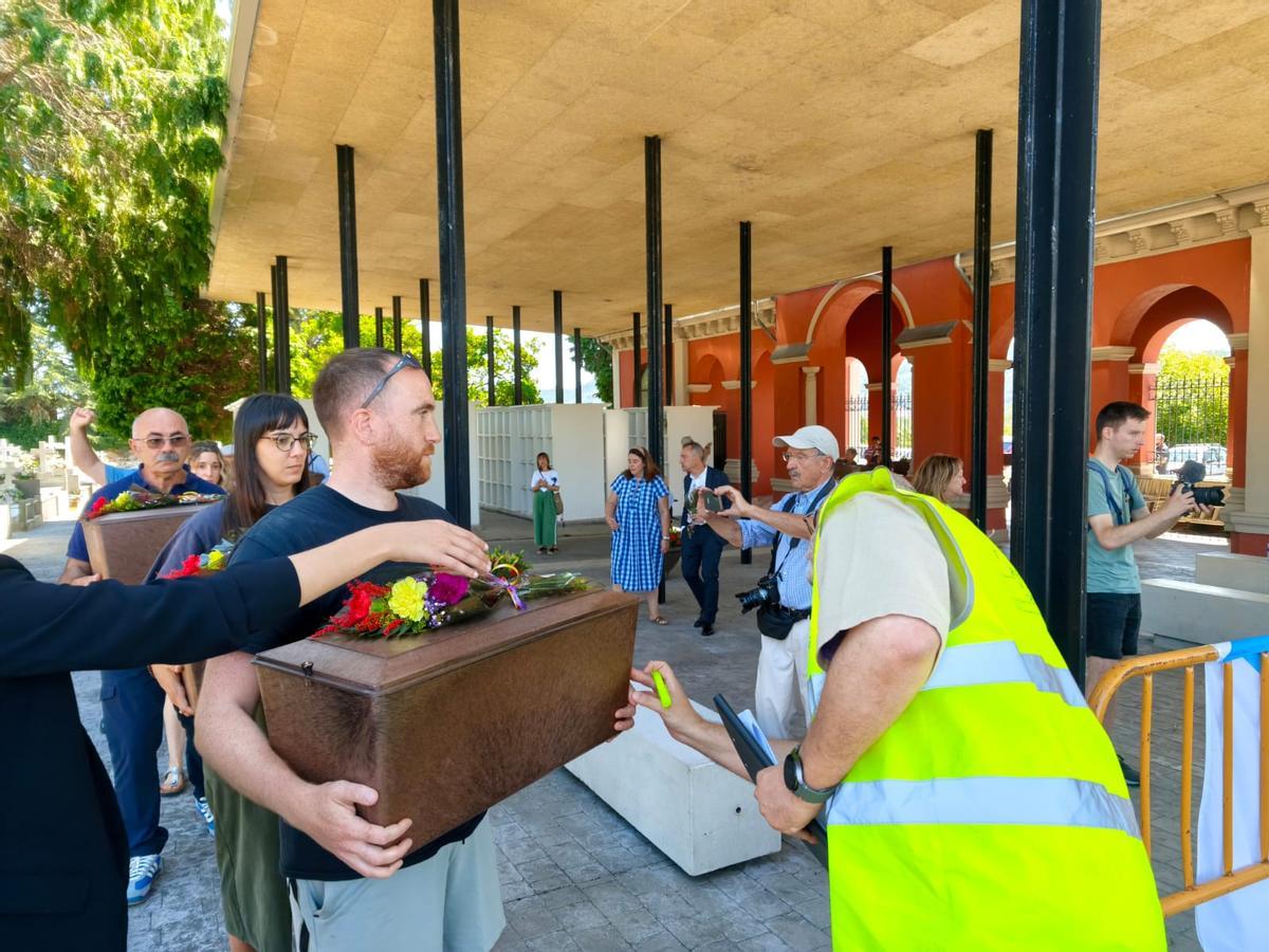 En imágenes, así dio Grado una sepultura digna a las 60 víctimas de la represión franquista exhumadas de la tumba de El Rellán En imágenes, así dio Grado una sepultura digna a las 60 víctimas de la represión franquista exhumadas de la tumba de El Rellán