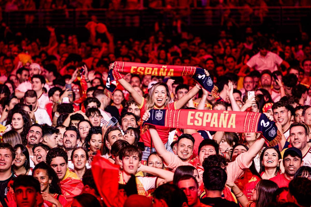 Aficionados de la selección española durante la celebración del partido entre España y Argentina, en el Movistar Arena, el 19 de julio de 2026, en Madrid (España). El partido enfrenta a las selecciones de España y Argentina en la final de la Copa Mundial de Fútbol de 2026 para ver quién se lleva el trofeo. La selección española afronta la segunda final de su historia, mientras que los argentinos repiten este año tras disputar la final del Mundial de Qatar 2022, de la que salieron campeones. Carlos Luján/Europa Press 20/07/2026