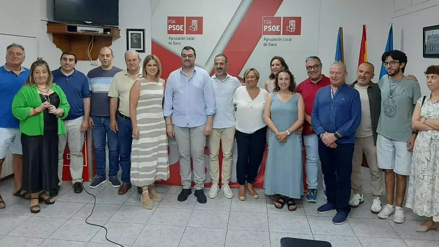 Adrián Barbón apoya a Ángel García en su presentación oficial como candidato del PSOE a las elecciones municipales del próximo año