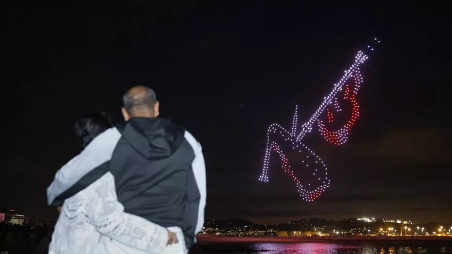 VÍDEO: Así fue el espectáculo de drones que iluminó la noche gijonesa