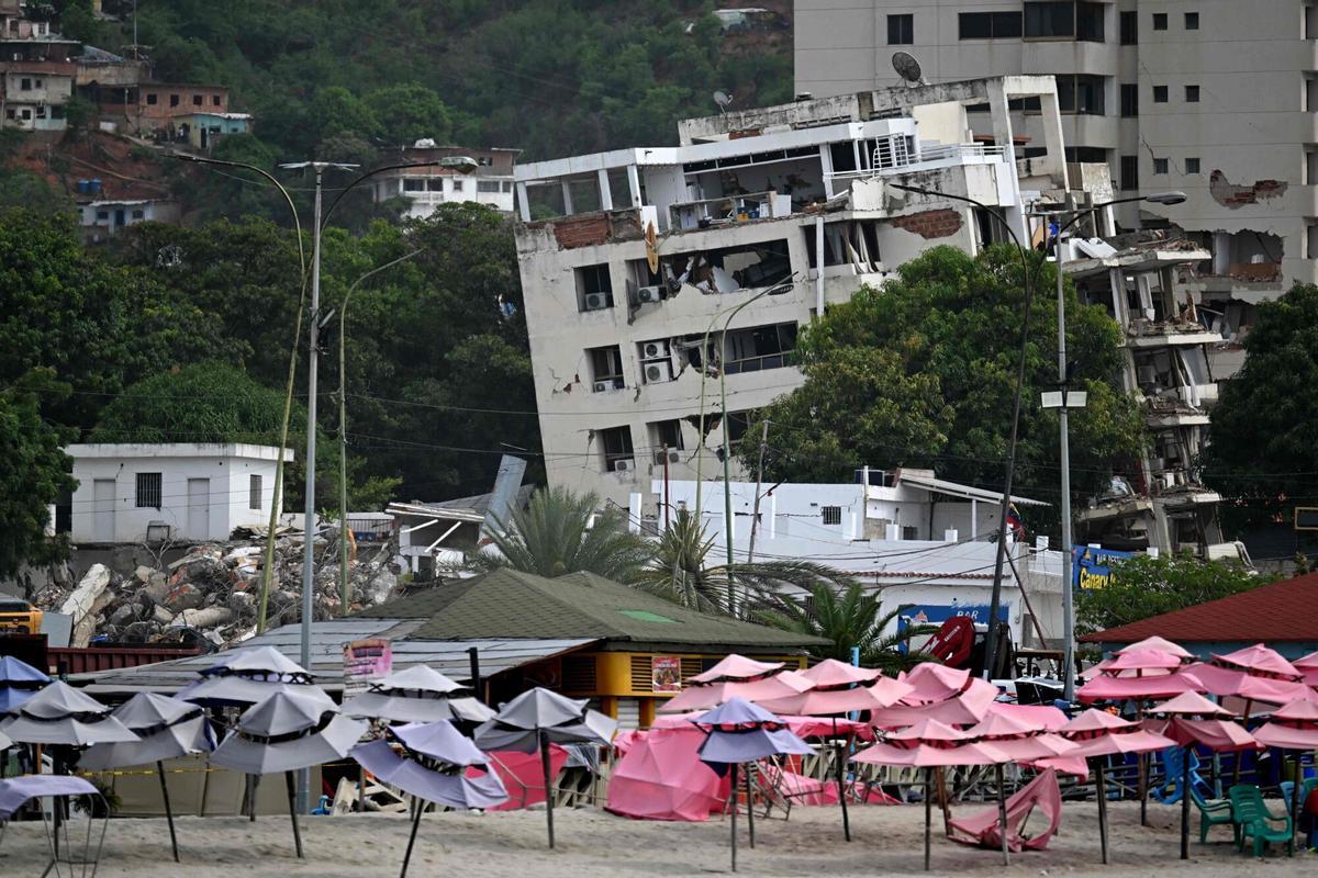 Vista de un hotel de playa en Caraballeda, La Guaira, muy afectado por el terremoto.