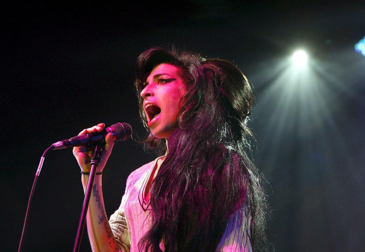 SCH11 ZURICH (SUIZA) 08/01/2013.- Imagen de archivo distribuida hoy, martes, 8 de enero de 2013, que muestra a la cantante británica Amy Winehouse durante su concierto en el Volkshaus de Zurich, Suiza, hoy, 25 de octubre de 2007. Según informaron hoy los medios de comunicación, una segunda investigación forense sobre la muerte de la cantante confirmó que su muerte había sido "accidental" y que se produjo por consumo excesivo de alcohol. Amy Winehouse, una de las artistas más prometedoras del Reino Unido y con numerosos premios, fue encontrada muerta en su apartamento de Camden el 23 de julio de 2011, tras una larga batalla contra el alcohol y las drogas. EFE/Steffen Schmidt