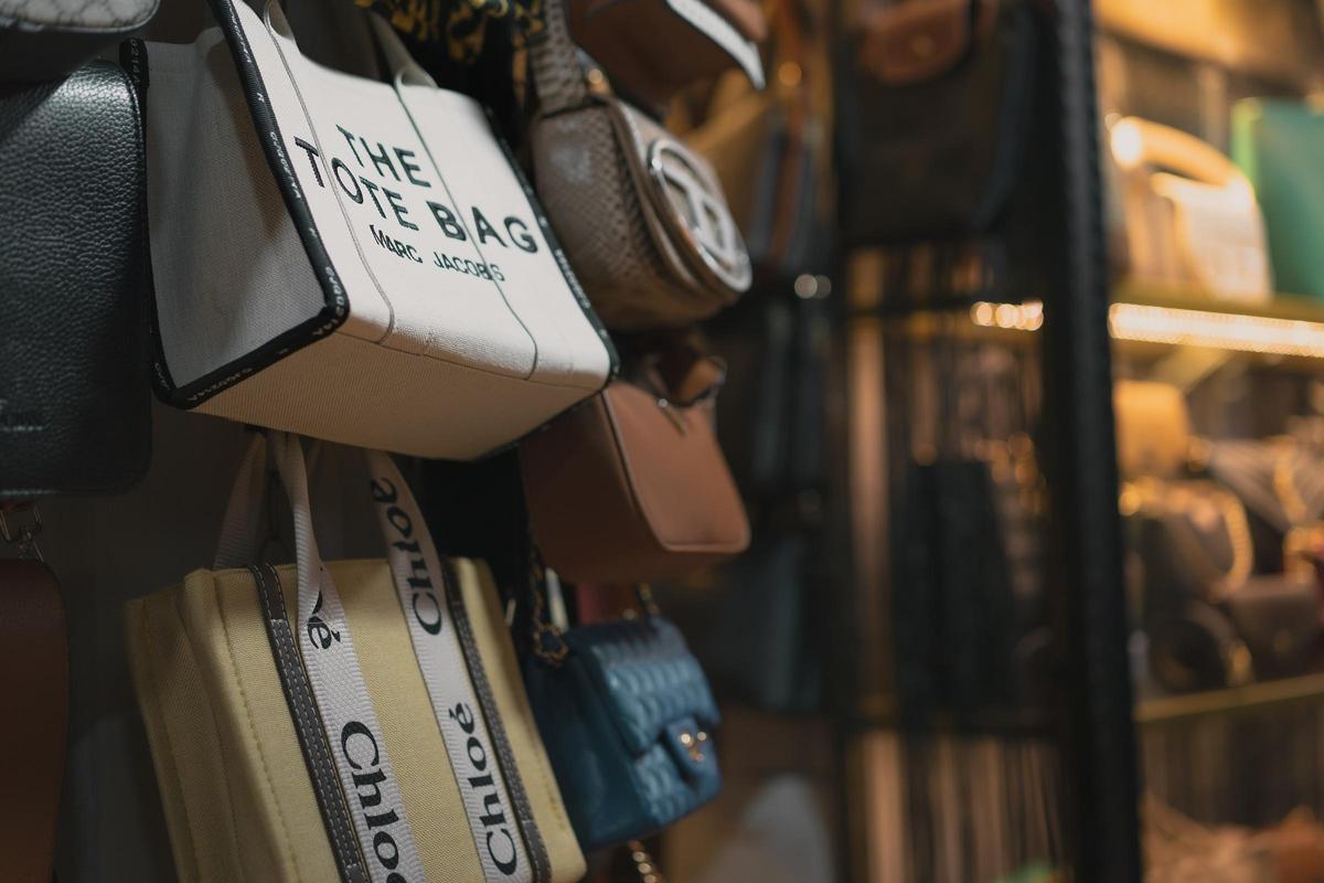 Parada para comprar bolsos de imitación en el Gran Bazar.