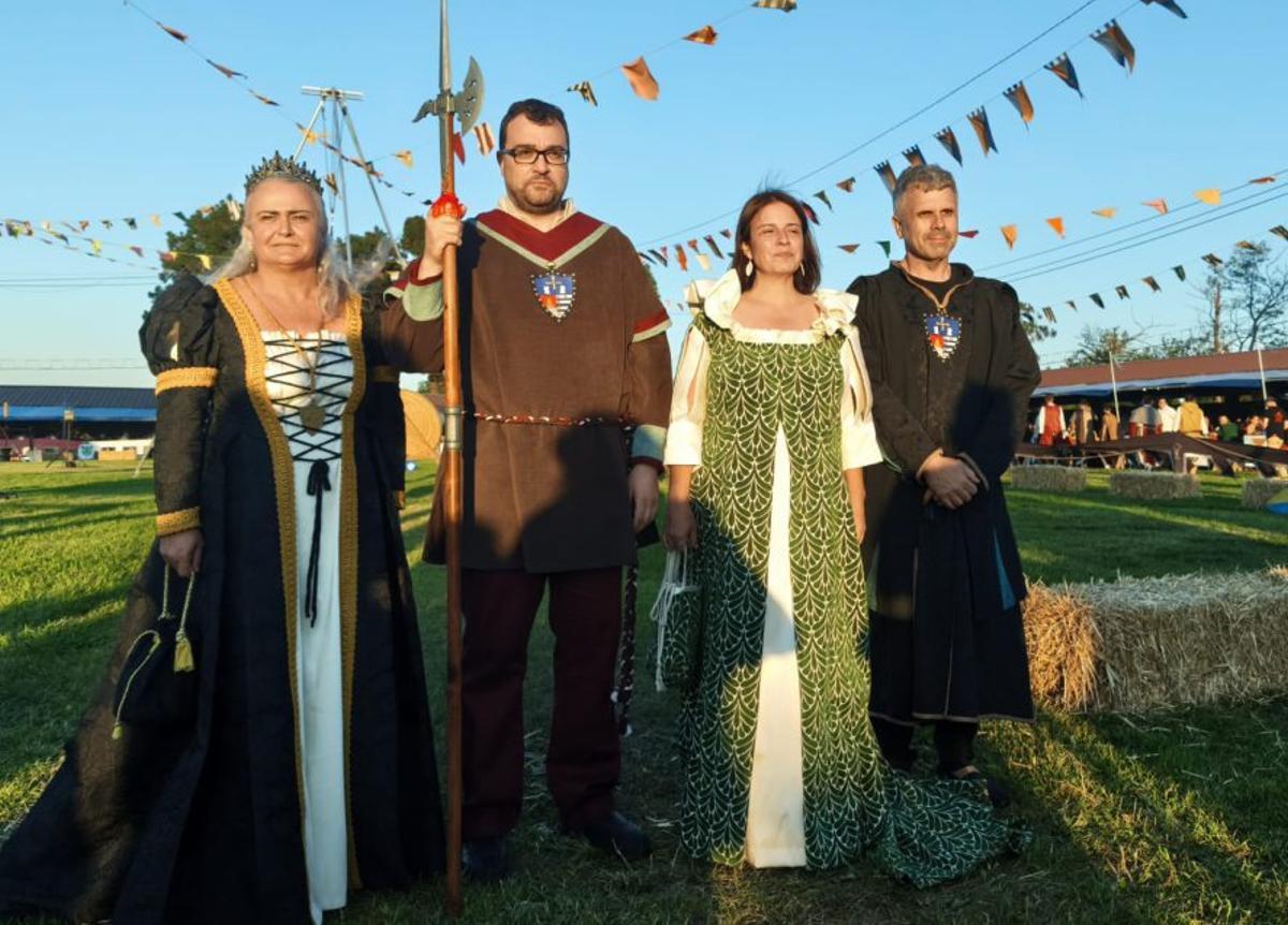 Eva María Pérez, Adrián Barbón, Adriana Lastra y José Antonio González, vestidos con ropa de época, ayer, antes de la cena medieval.