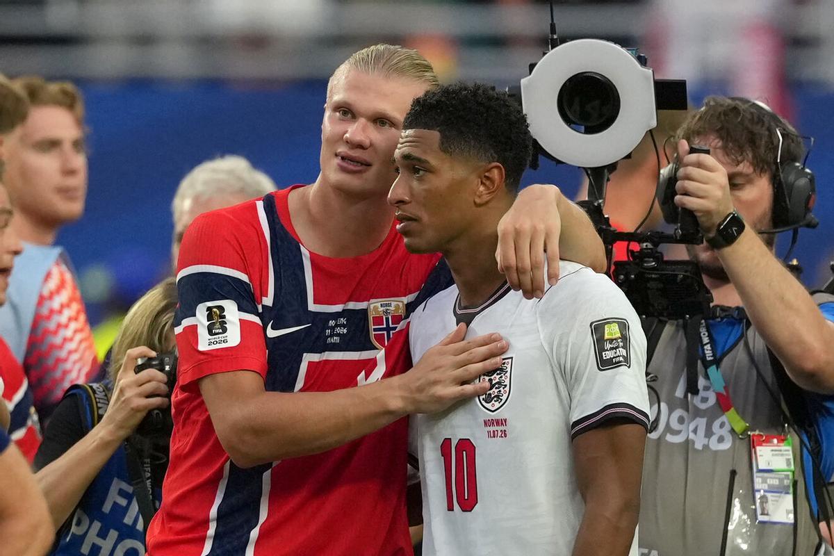 Erling Haaland abraza a Jude Bellingham tras la victoria de Inglaterra