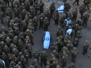 Soldados israelíes alrededor del ataúd con el cuerpo del último rehén de Hamás.