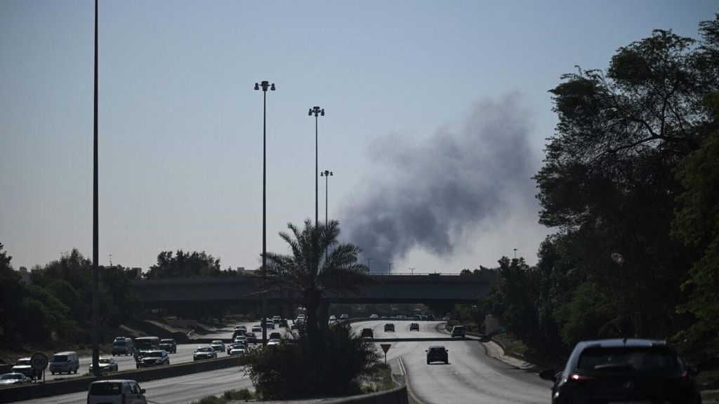 Una columna de humo emerge del emplazamiento de la embajada de Estados Unidos en Kuwait.