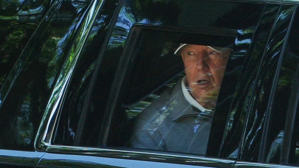Donald Trump sale de la Casa Blanca rumbo al Trump National Golf Club en Virginia.