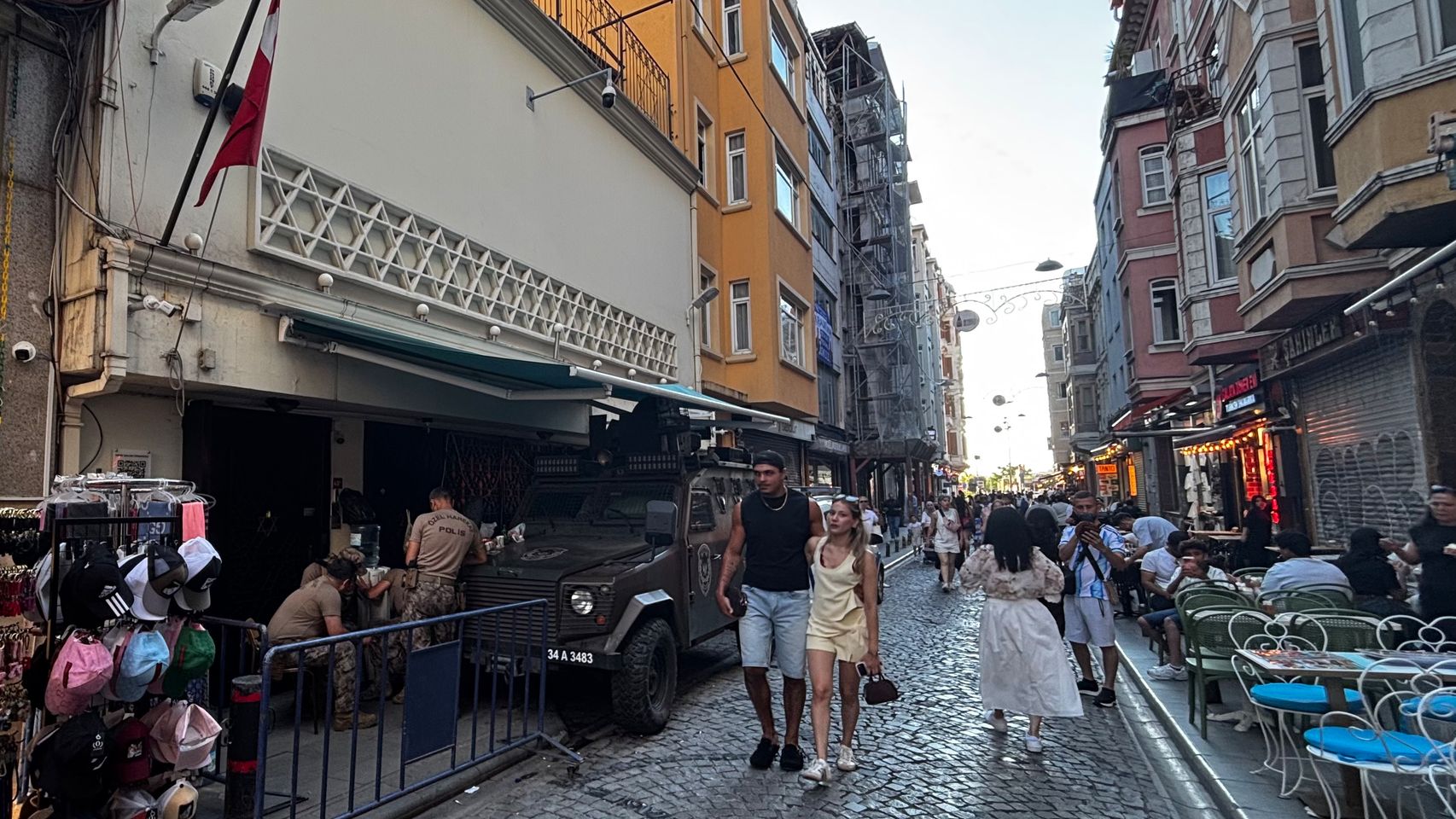 Entrada a la Sinagoga Neve Salom, en el barrio de Gálata de Estambul, protegida por las fuerzas de seguridad.
