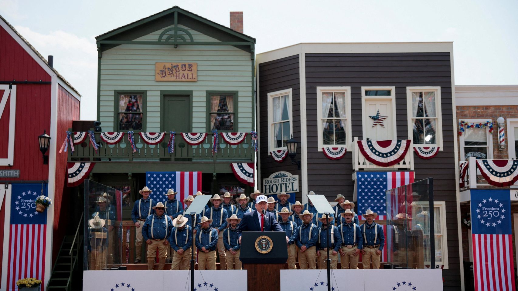 Donald Trump se baja de un tren ceremonial después de llegar para la inauguración de la Biblioteca Presidencial Theodore Roosevelt en Medora, Dakota del Norte.