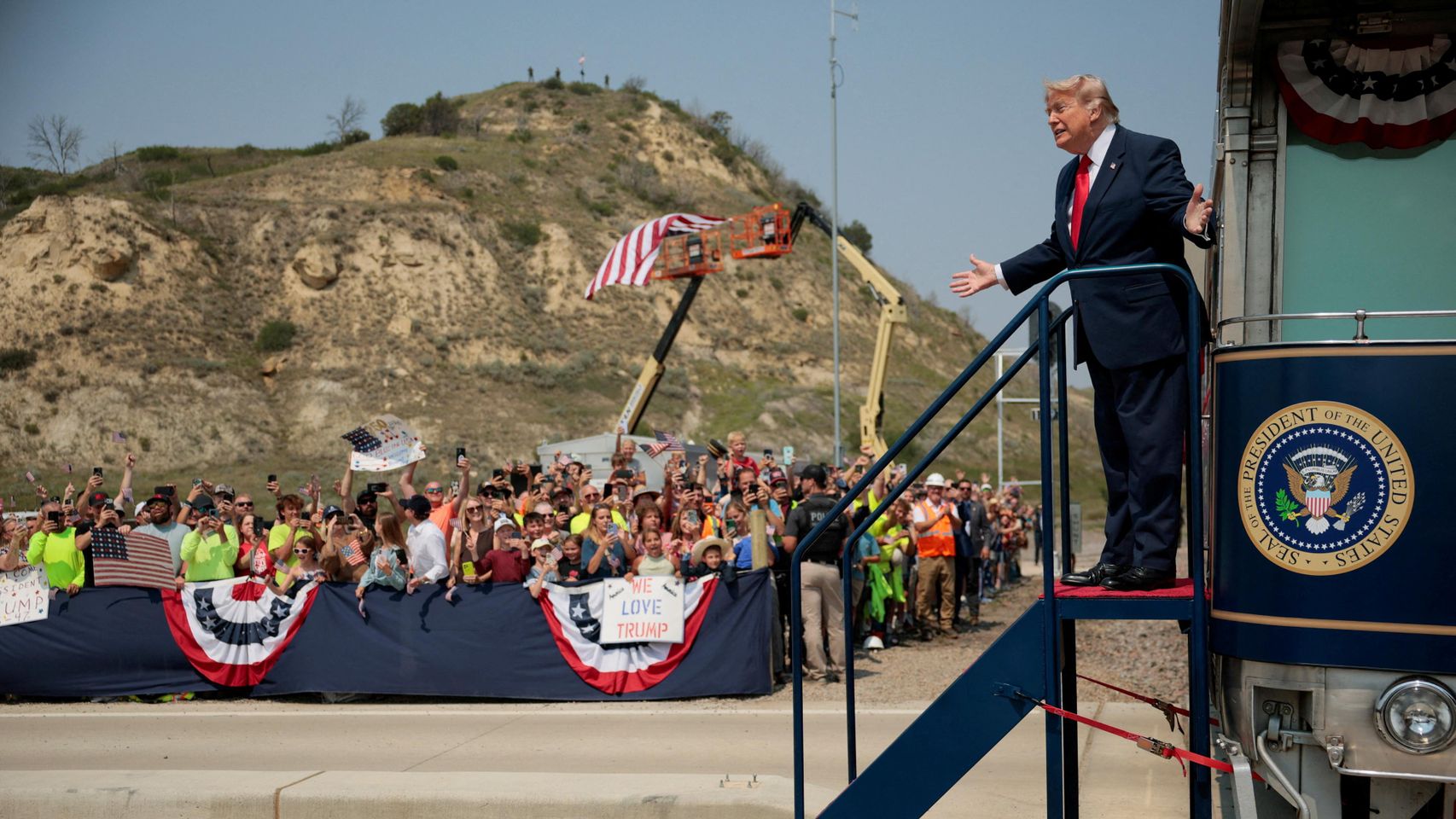 Donald Trump se baja de un tren ceremonial después de llegar para la inauguración de la Biblioteca Presidencial Theodore Roosevelt en Medora, Dakota del Norte.