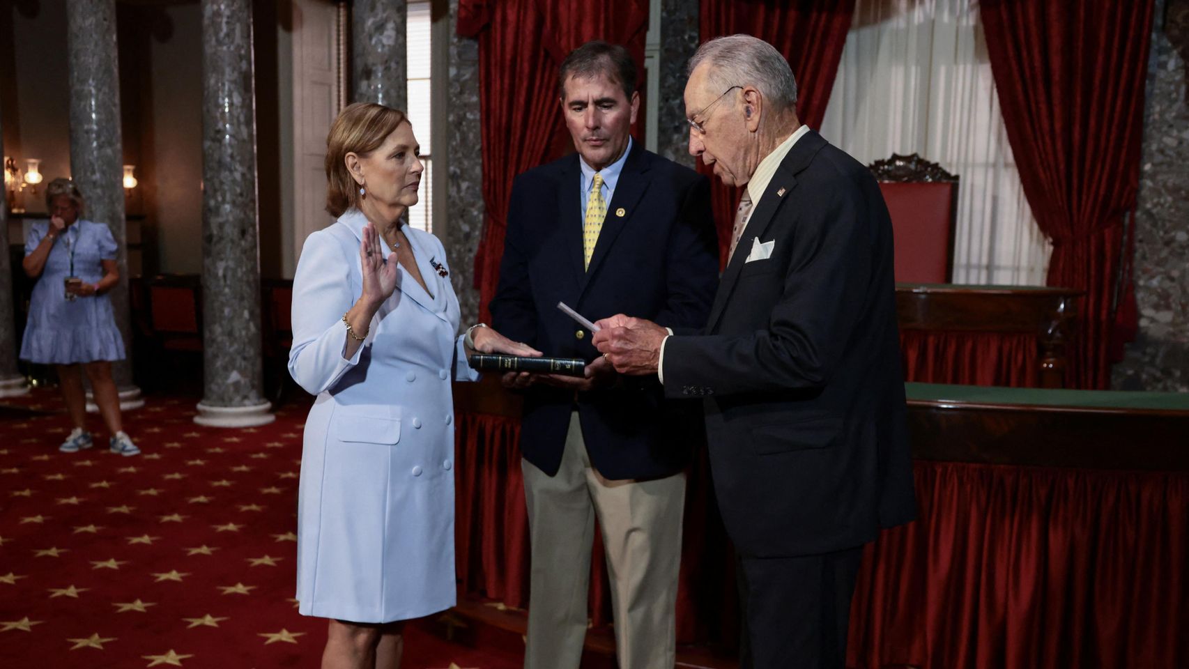 Darline Graham Nordone, hermana del fallecido senador Lindsey Graham, presta juramento en el Senado.