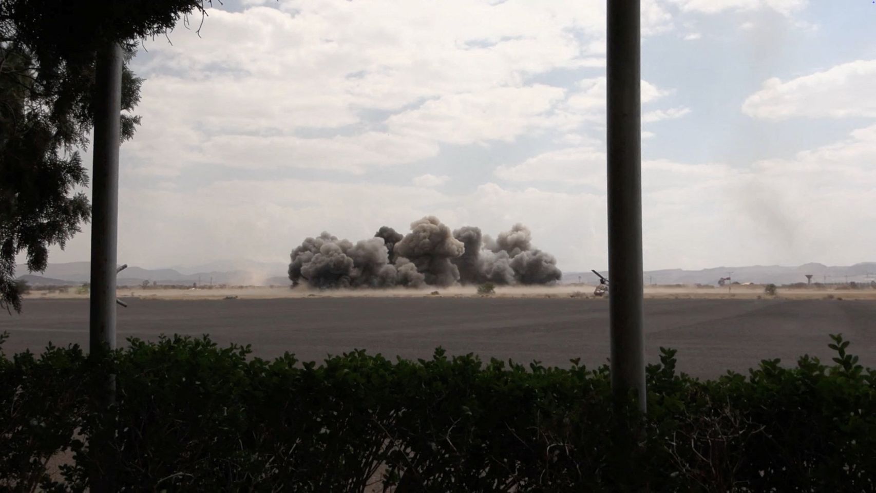 Bombardeo de la pista del aeropuerto internacional de Saná, en Yemen.