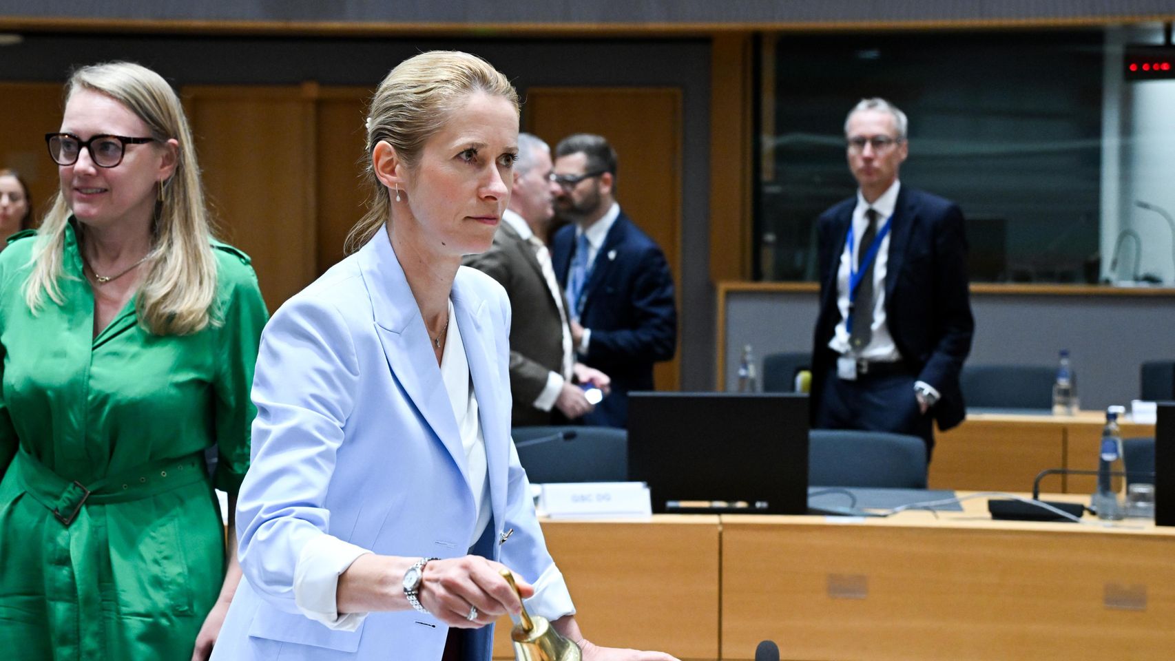 La jefa de la diplomacia de la UE, Kaja Kallas, con su campana en la reunión de este lunes en Bruselas