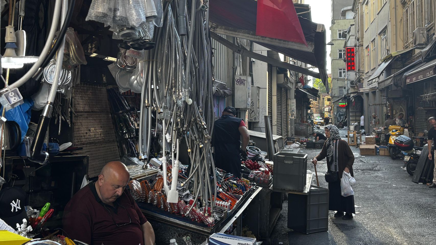 Tiendas de productos eléctricos en el barrio de Karaköy, en Estambul, a donde llegaron muchos de los sefardíes expulsados de España en 1492.