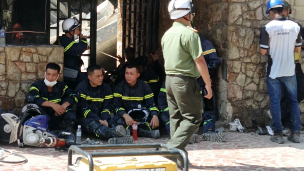 Personal de rescate descansa en edificio derrumbado en La Guaira.
