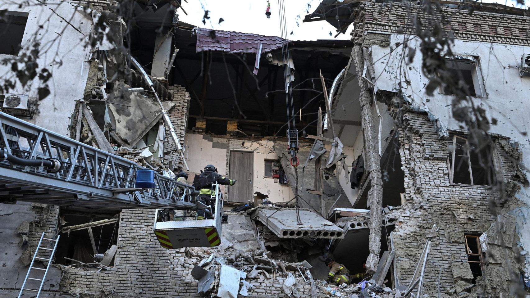 Consecuencias del bombardeo ruso en un barrio residencial de Zaporizhzhia, Ucrania.