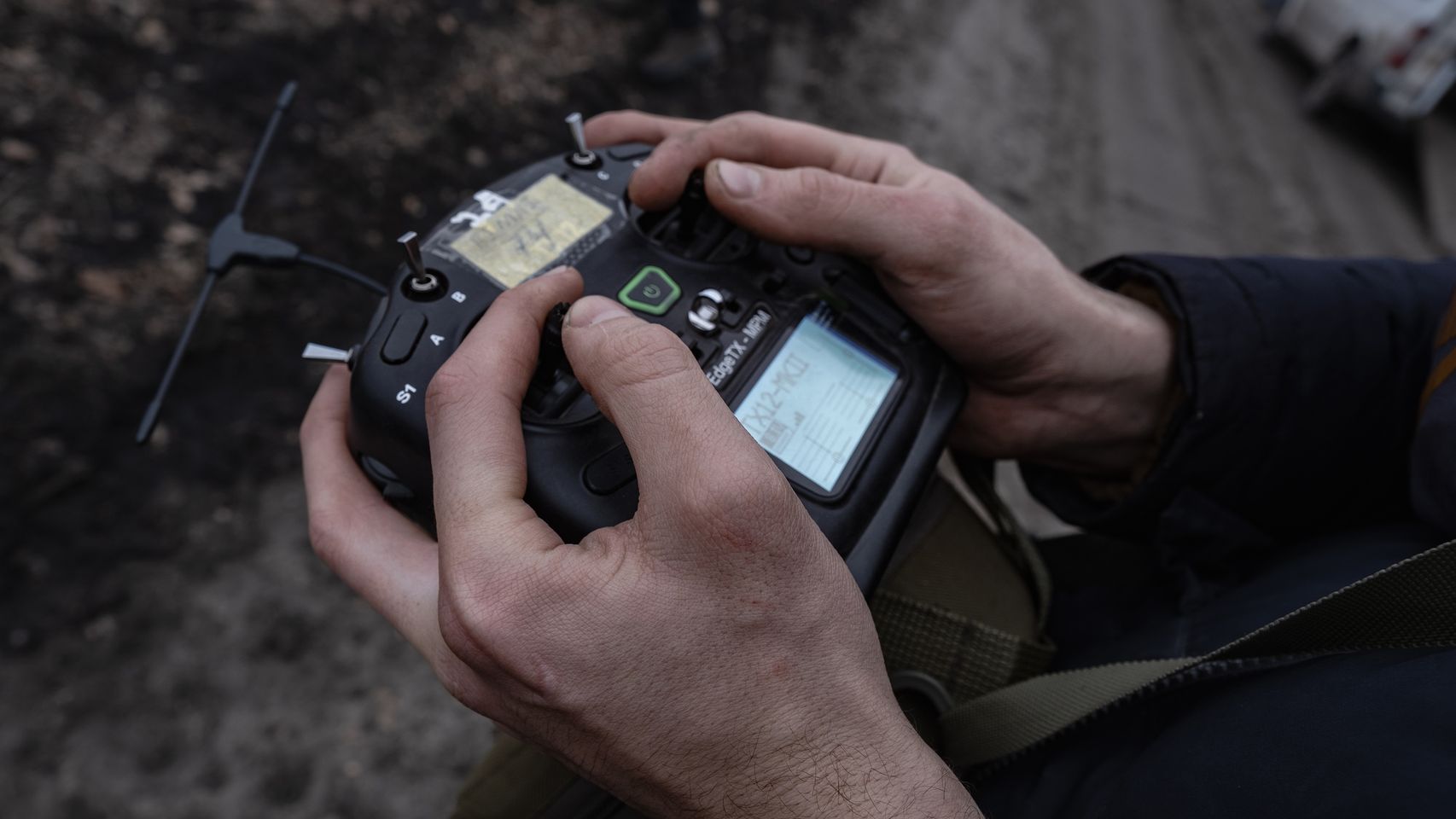 Un piloto ucraniano maneja un vehículo no tripulado mediante un control remoto, cerca del frente de combate de Kharkiv.