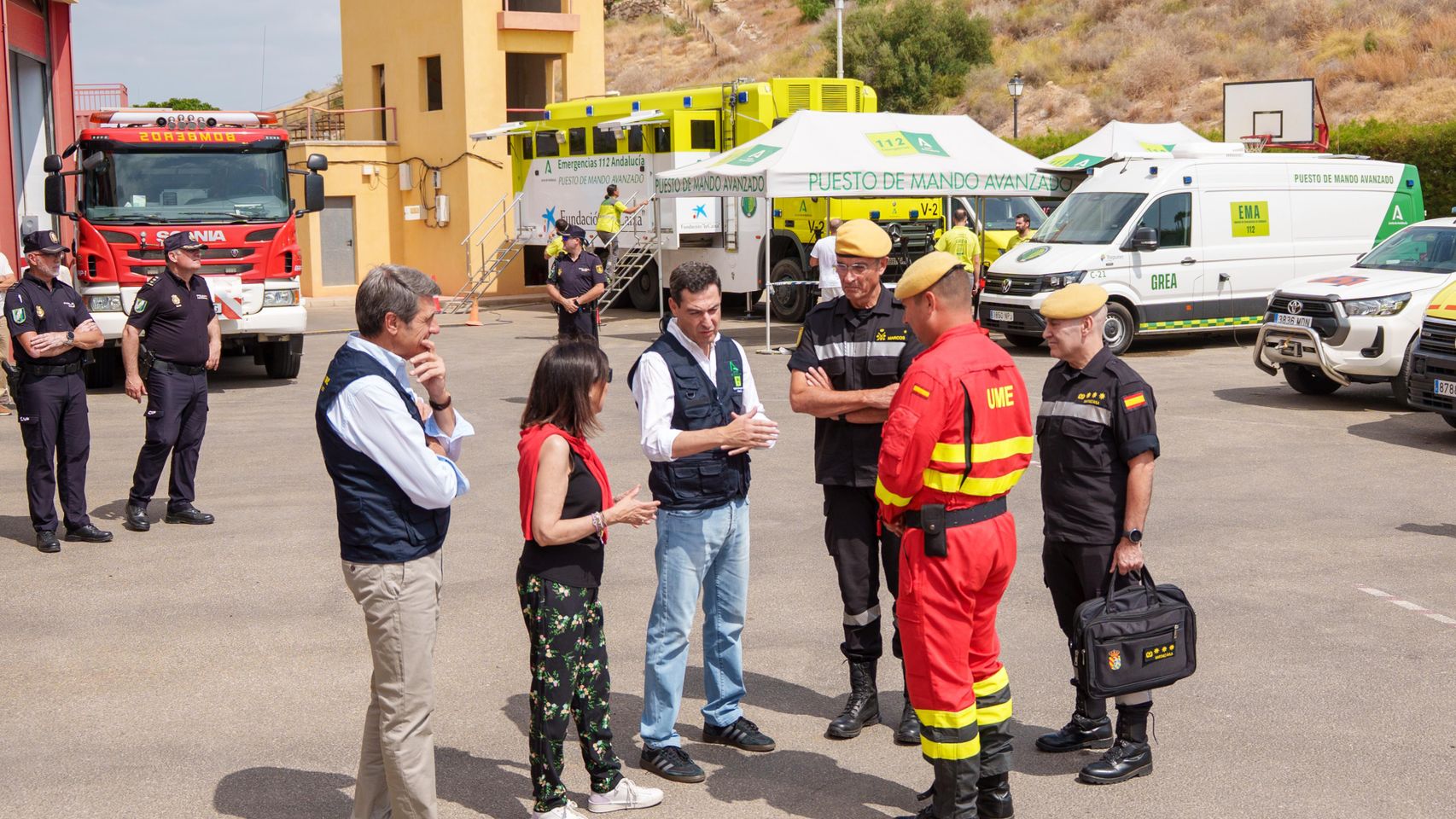 La ministra de Defensa, Margarita Robles, y el presidente de la Junta de Andalucía, Juanma Moreno en la PMA del incendio forestal de Gallardos.