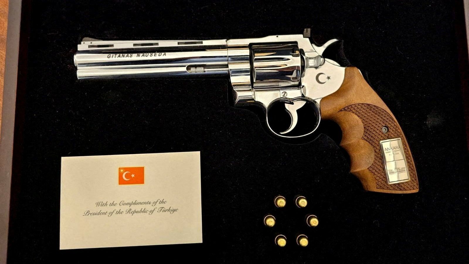 El arma que Erdogan regaló al presidente lituano Gitanas Nauseda.