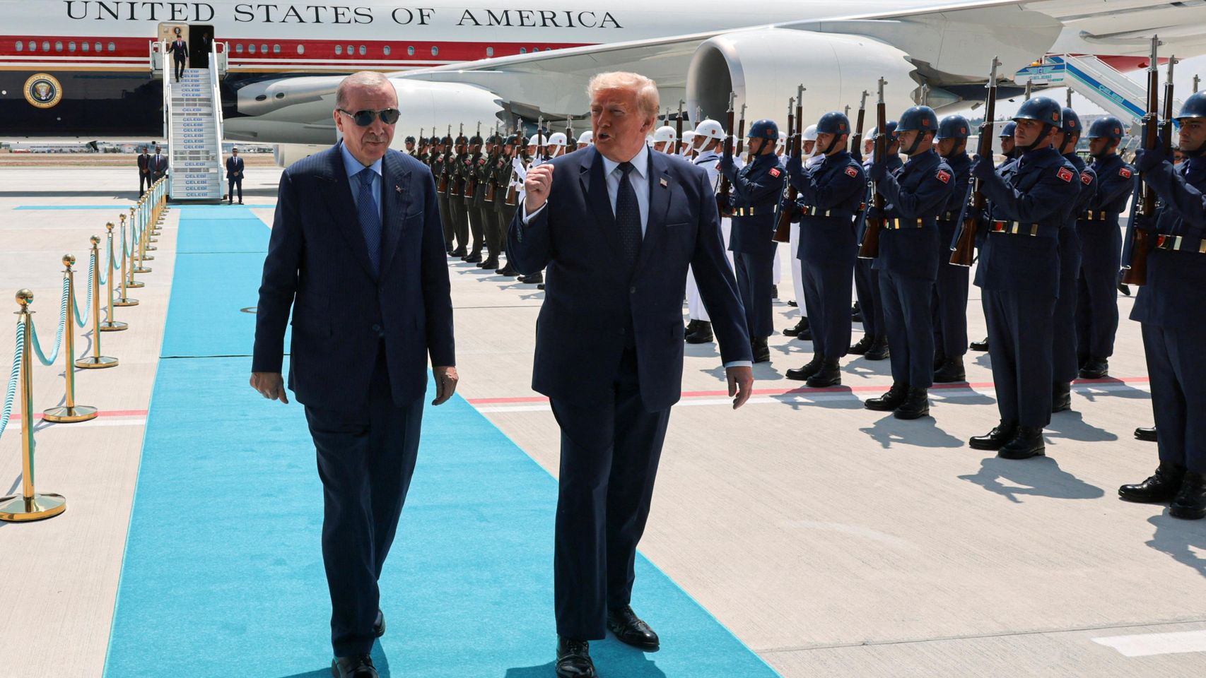 El presidente Donald Trump es recibido por el presidente Tayyip Erdogan en Ankara.