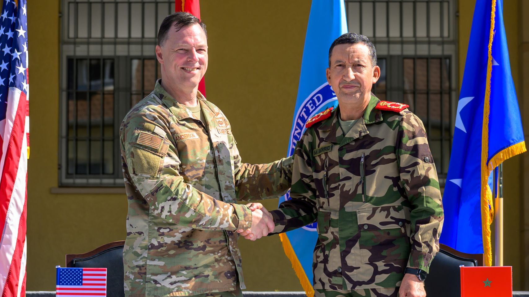 El inspector general de las Fuerzas Armadas Reales de Marruecos, Mohamed Berrid, y el comandante general del AFRICOM, Dagvin Anderson, celebran el acuerdo.