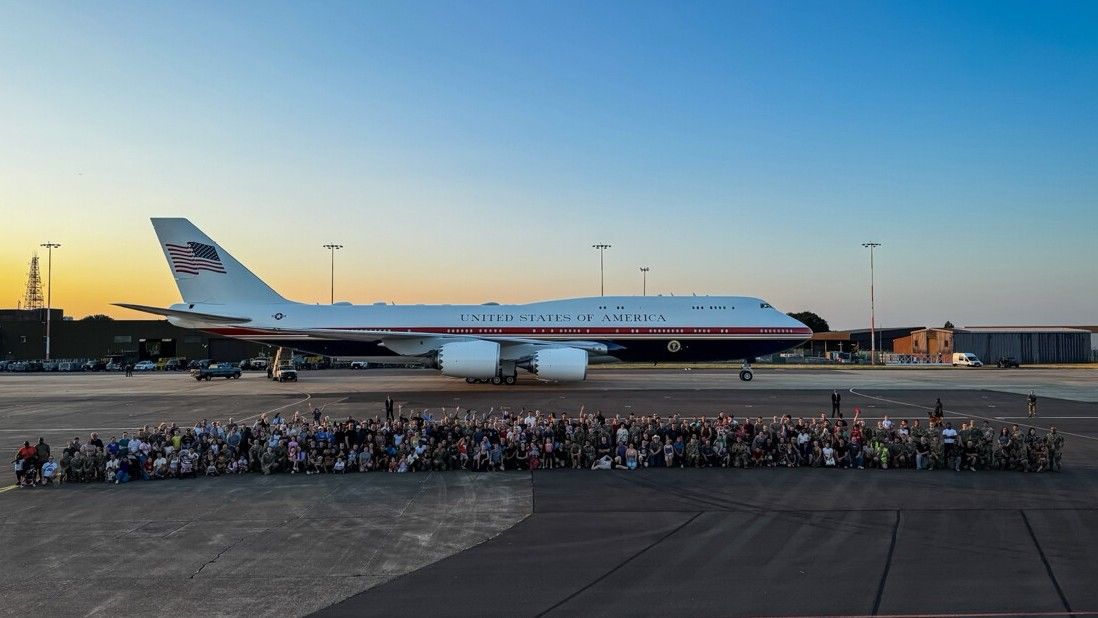 El nuevo Air Force One llega a la base británica de Mildenhall.