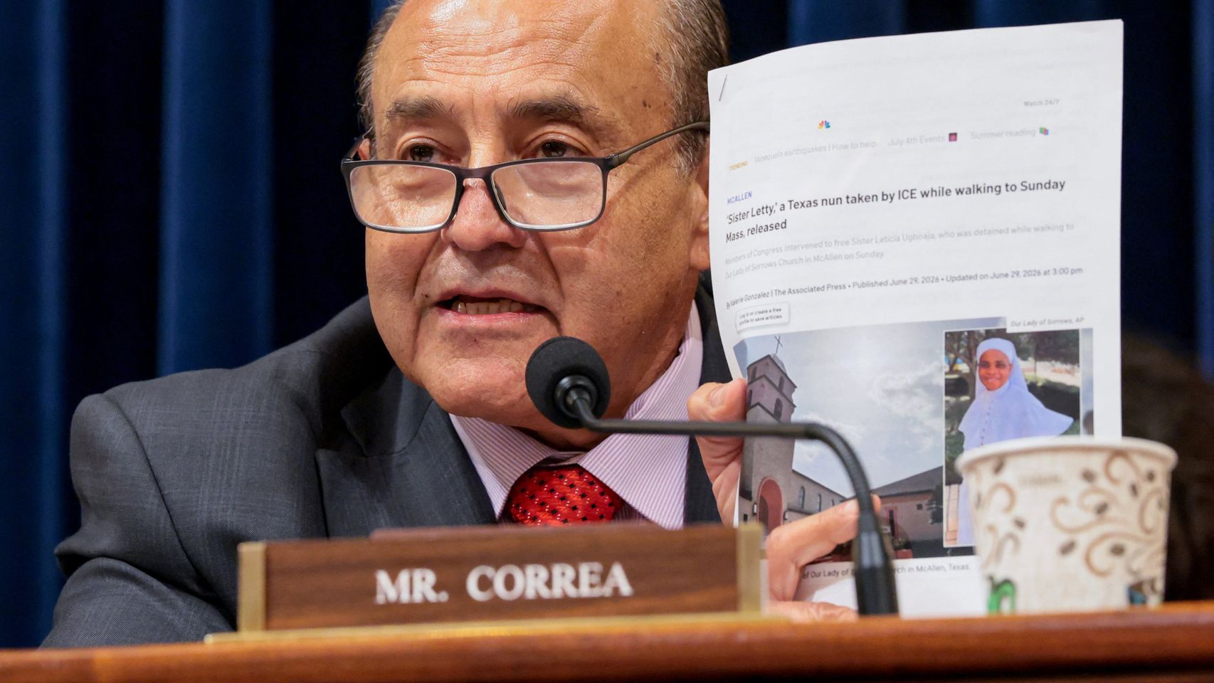 El congresista Lou Correa presenta el caso de Leticia Ugboaja ante el Comité de Seguridad Nacional.