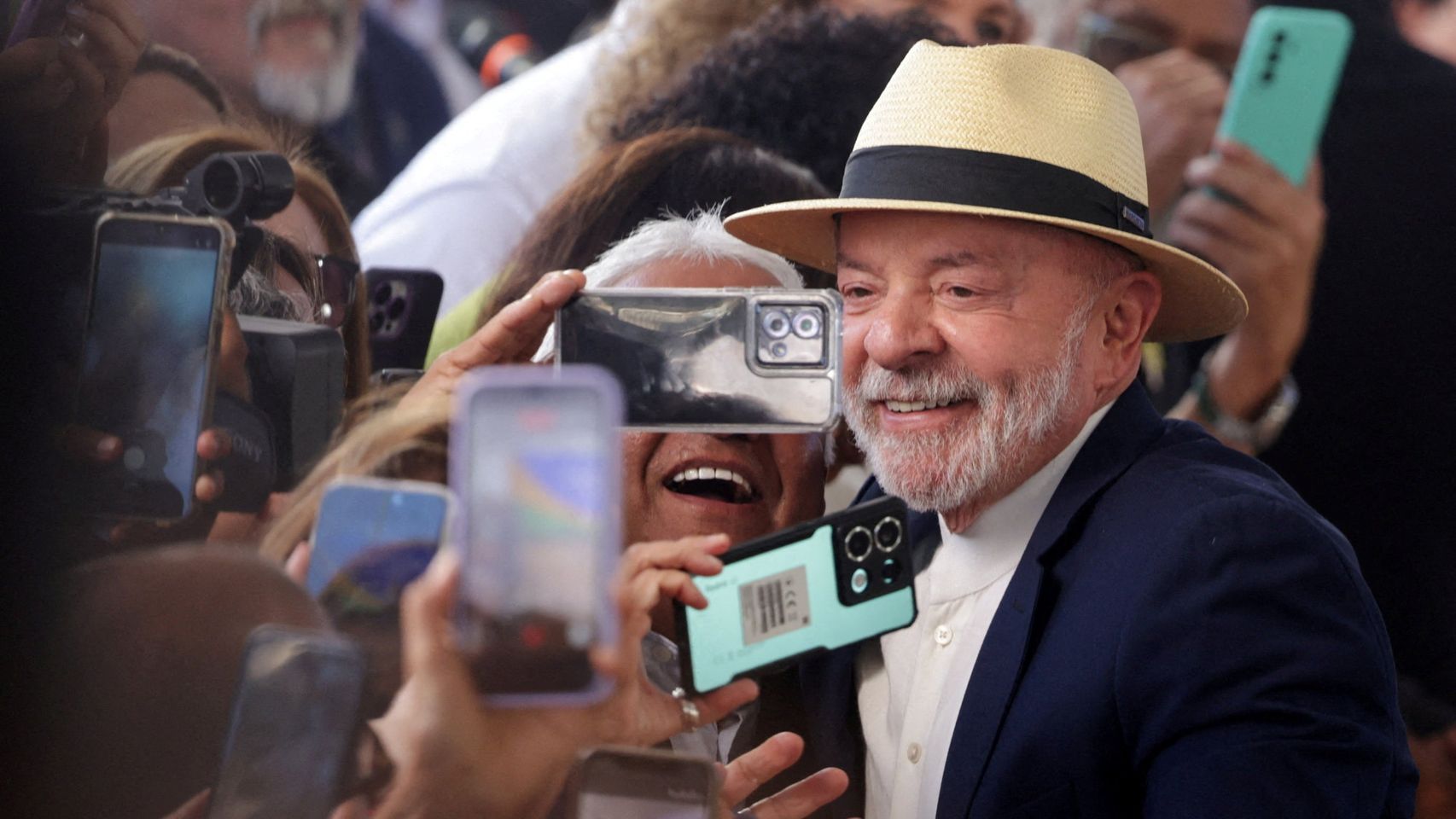 El presidente brasileño, Luiz Inácio Lula da Silva, aclamado a la salida de una ceremonia en el Instituto de Salud Pública en Brasilia.