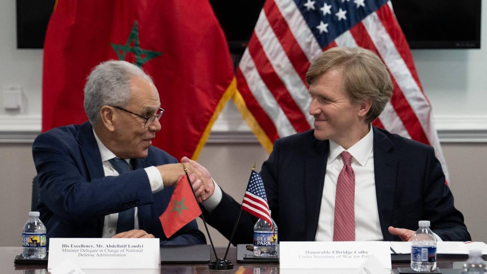 Elbridge Colby, subsecretario de Defensa de Estados Unidos para Políticas, posa con el ministro marroquí de Defensa Nacional, Abdelatif Loudiyi, durante la reunión en Washington.