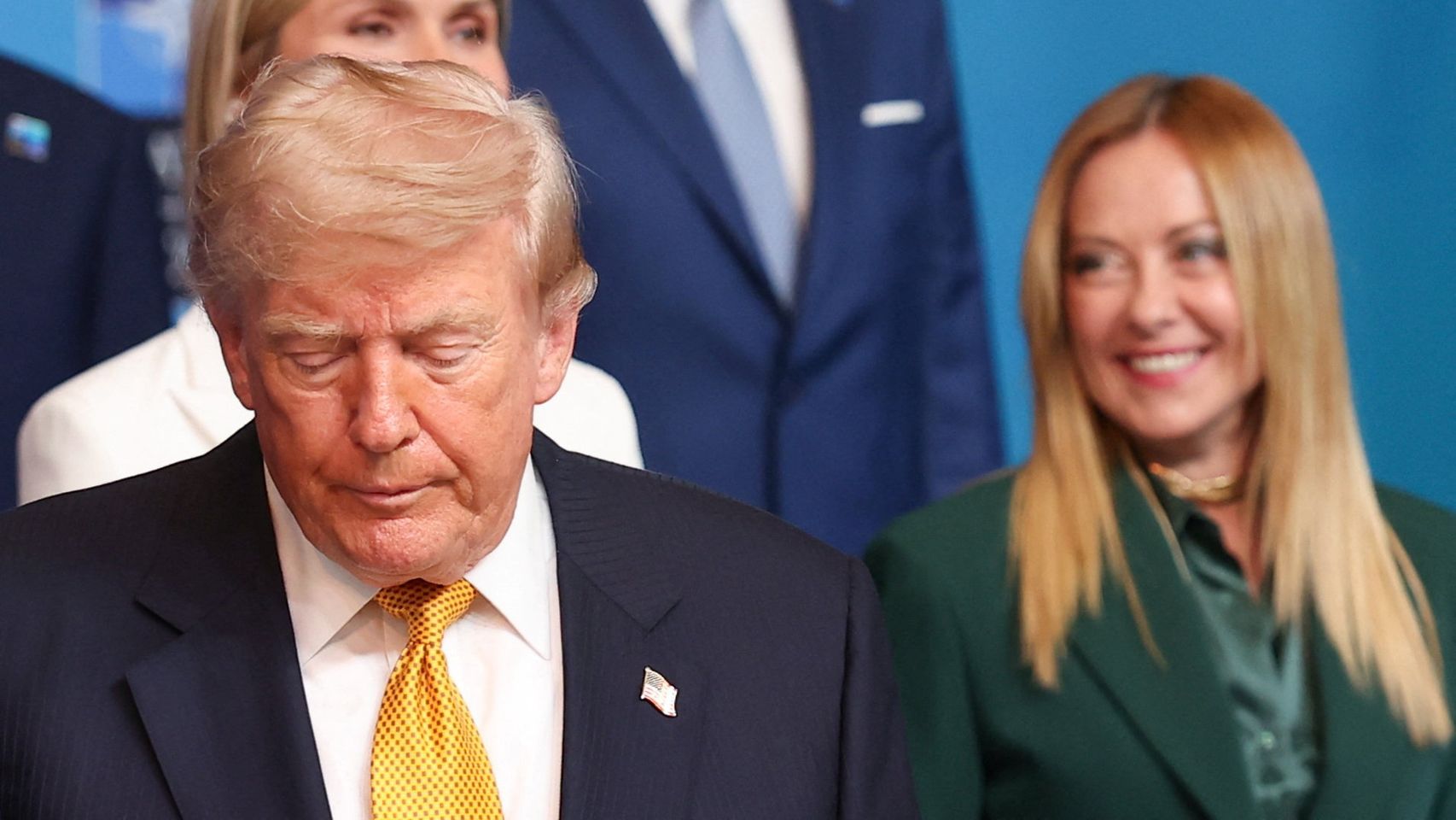 Donald Trump y Meloni al fondo, en la cumbre de la OTAN en Ankara.