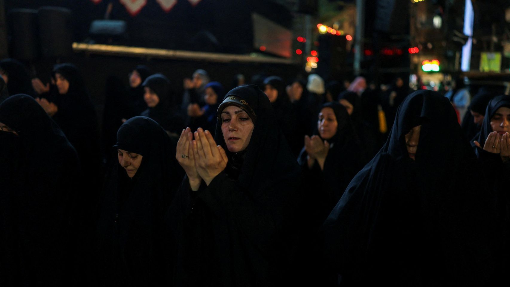 Varias mujeres rezan durante una protesta en la plaza Enghelab de Teherán.