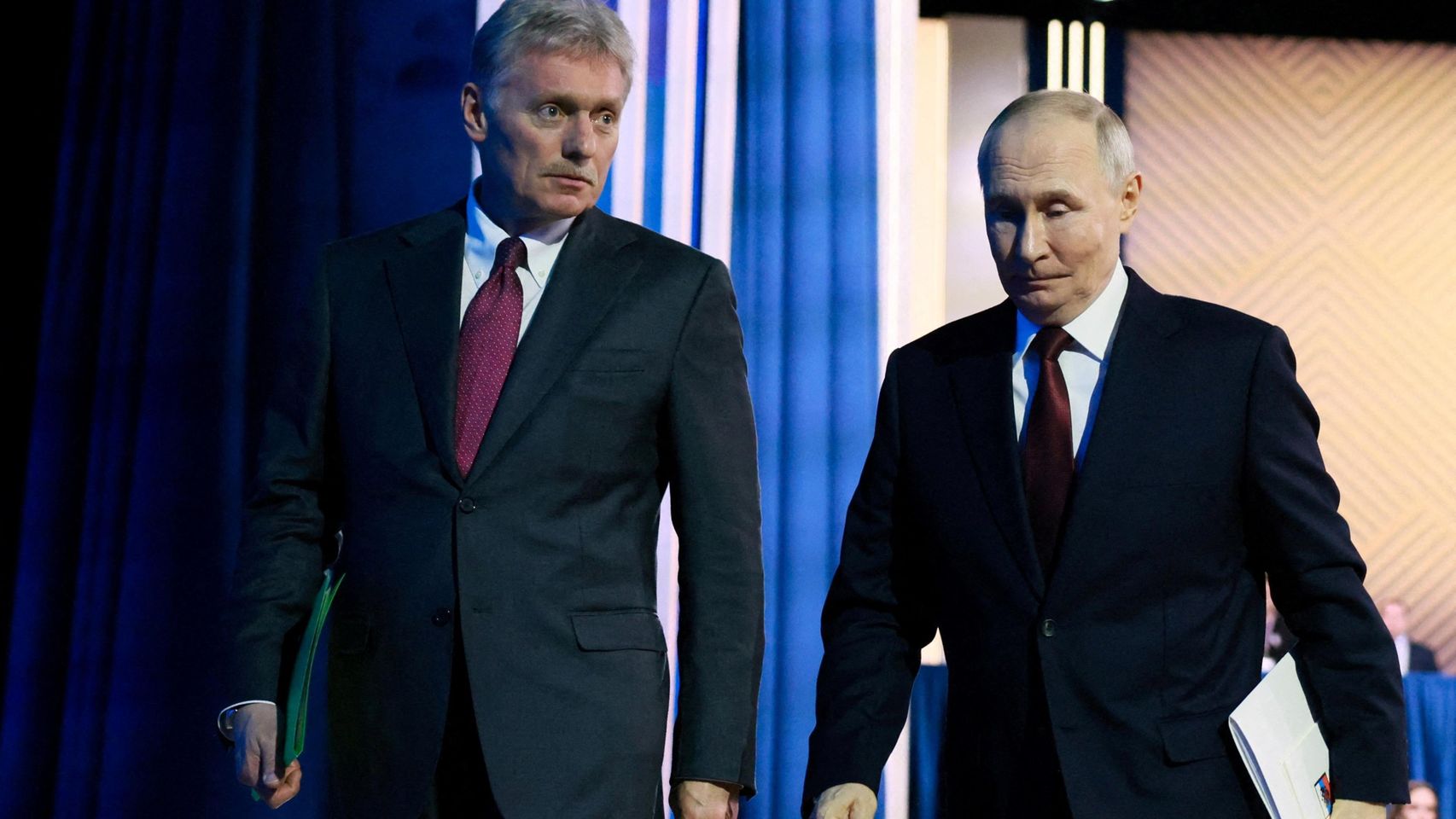 El portavoz Dmitry Peskov con el presidente Vladimir Putin en la conferencia de prensa anual celebrada en el Kremlin el 9 de julio.