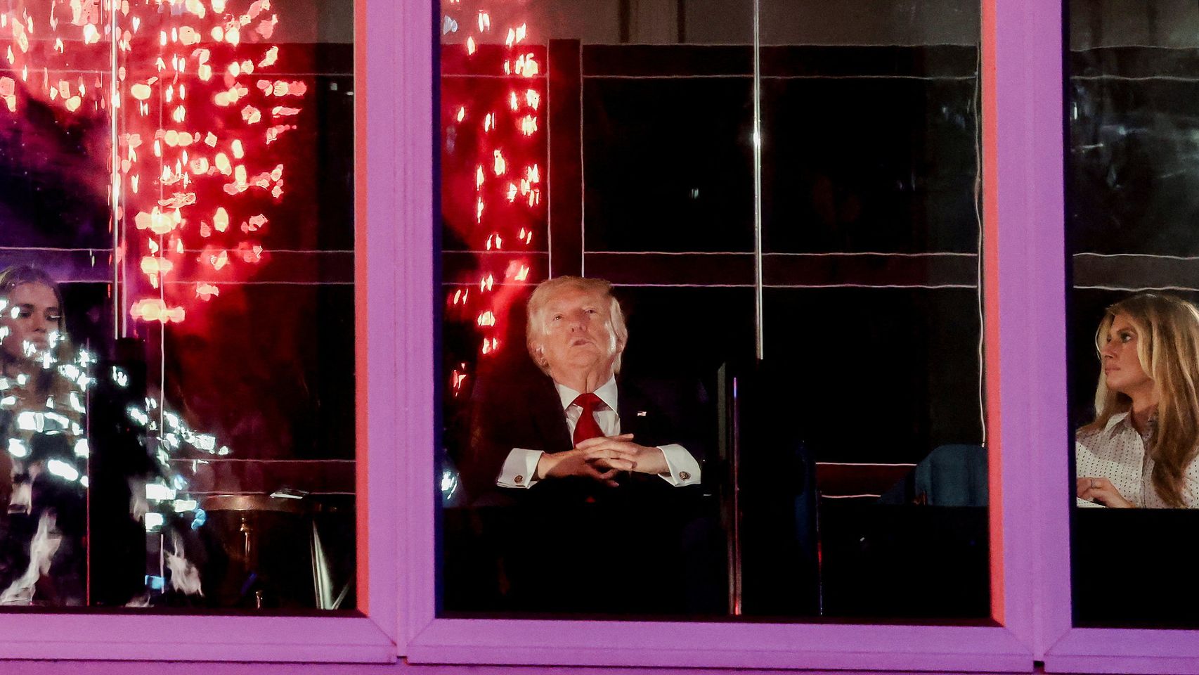 Los fuegos artificiales explotan durante el Tributo a América de Freedom 250, mientras Estados Unidos celebra su 250 aniversario el Día de la Independencia en Washington el 5 de julio de 2026.