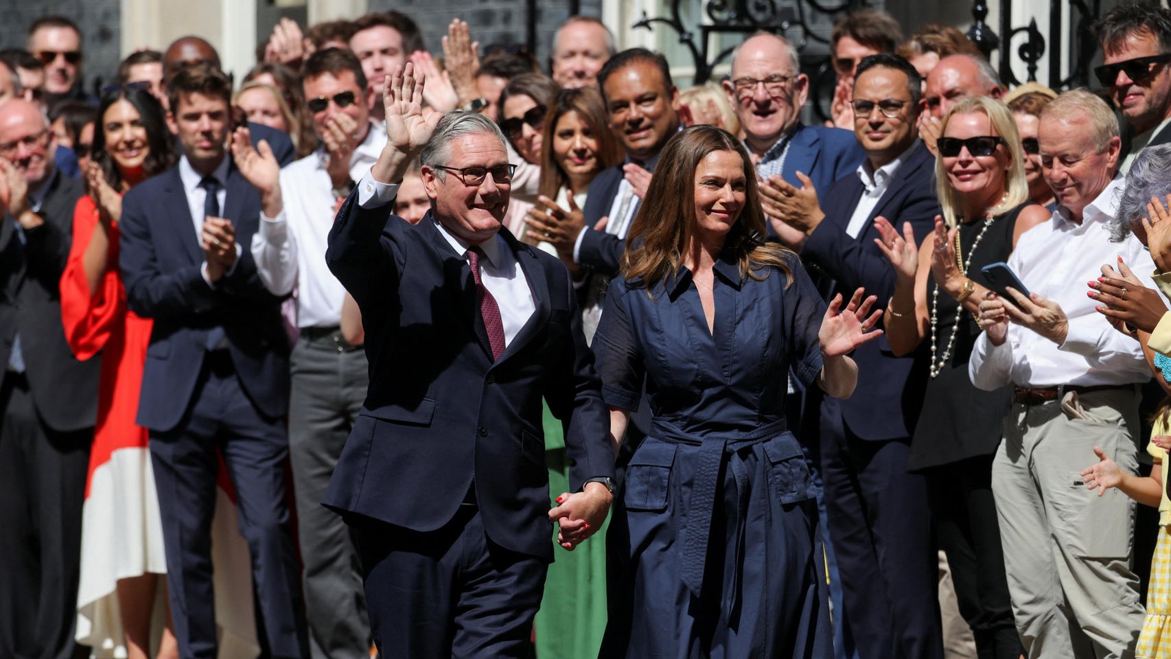 Keir Starmer abandona Downing Street acompañado de su esposa Victoria y aplaudido por miembros de su gabinete.