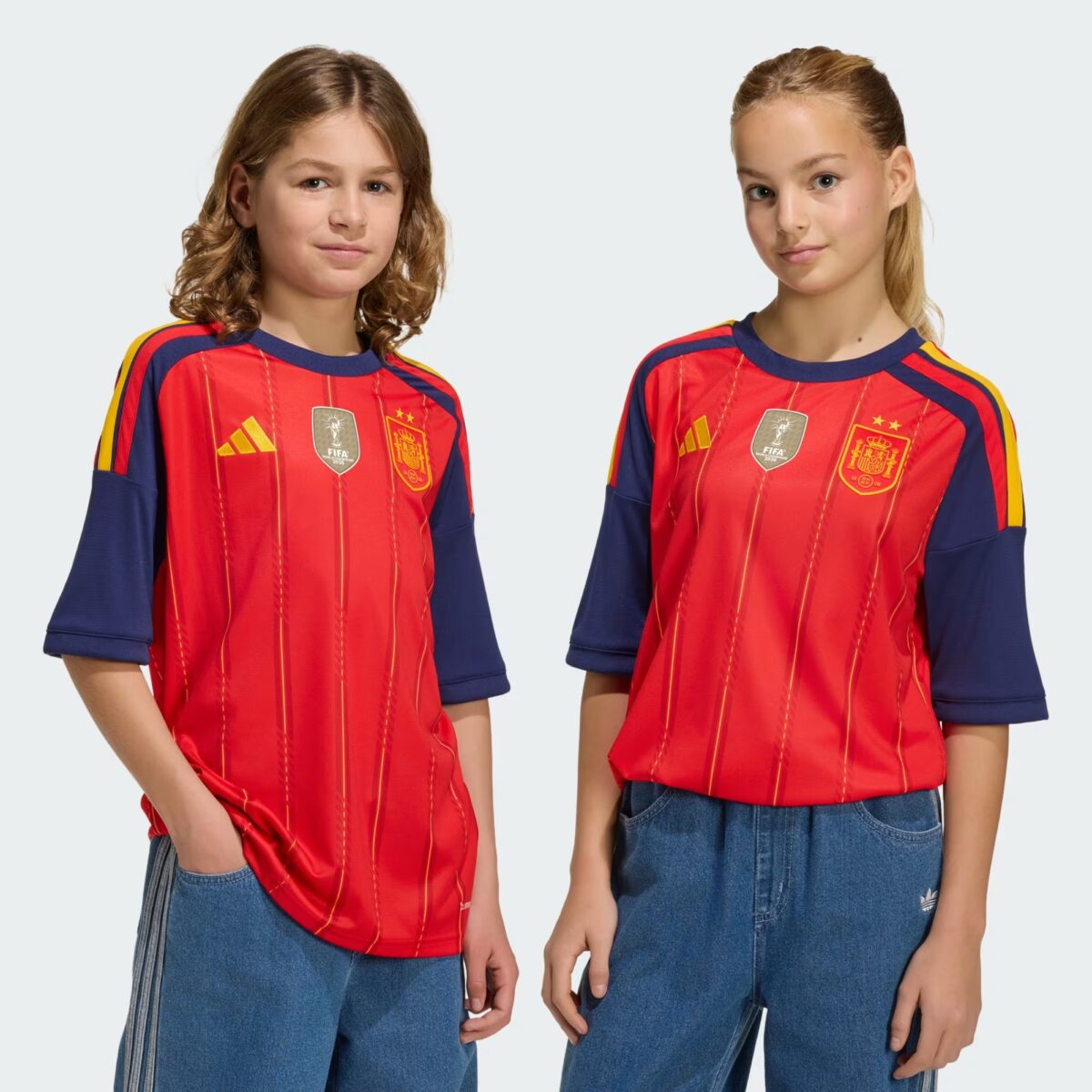 Primera equipación de España de los bicampeones del mundo. Foto: Adidas.