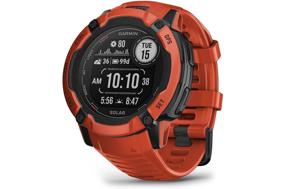 Reloj deportivo Garmin Instinct Solar naranja con pantalla digital de alto contraste que muestra hora, fecha e indicadores de carga solar.